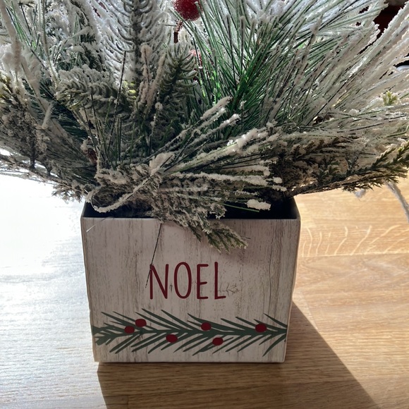 CHRISTMAS SMALL SNOW FLAKES PINE CENTERPIECE - Picture 2 of 5